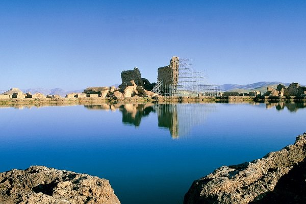 اسرار دریاچه تخت سلیمان از نگاه تنها شاهدان/ بز حجاری شده روی لوح