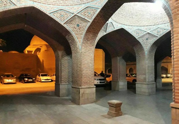 بسیج مردمی برای تخلیه سیلاب از مسجد تاریخی کبود گنبد