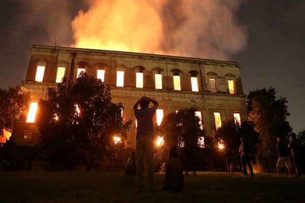 برزیلی ها بی‌توجهی دولت را عامل آتش سوزی موزه می‌دانند