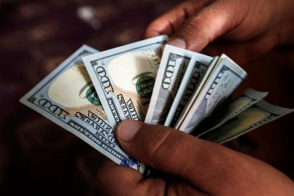 نرخ واقعی دلار چقدر است؟/دولت می‌تواند قیمت ارز را کنترل کند