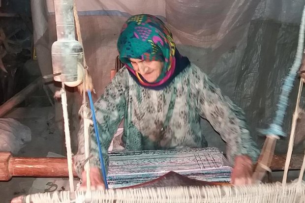 «خاله طاهره» بانویی که جوانی را در تاروپود جاجیم‌هایش جا گذاشت