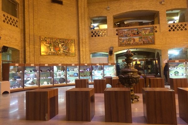 نمایشگاه دائمی صنایع دستی که تماشاچی دارد نه خریدار!